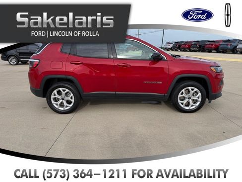 Used 2025 Jeep Compass Latitude AWD/4WD image 4