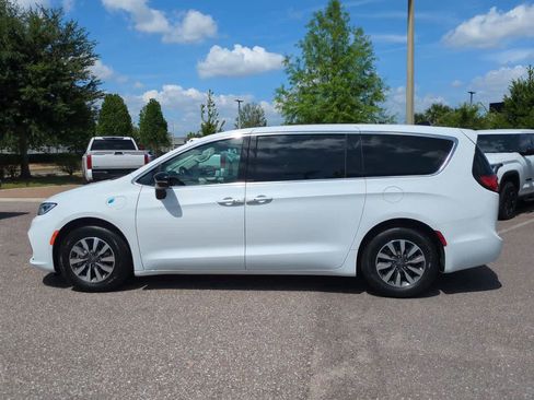 Used 2024 Chrysler Pacifica Limited FWD image 3