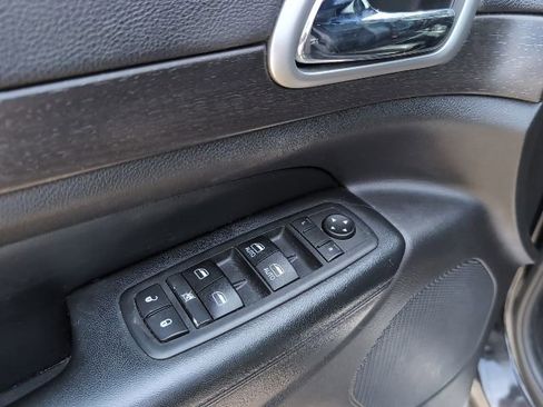 Used 2018 Jeep Grand Cherokee Altitude RWD image 24