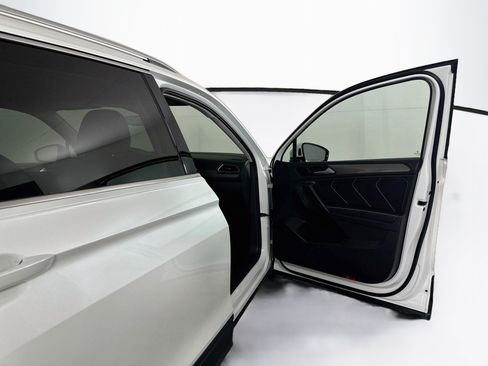 Used 2023 Volkswagen Tiguan SE FWD image 31
