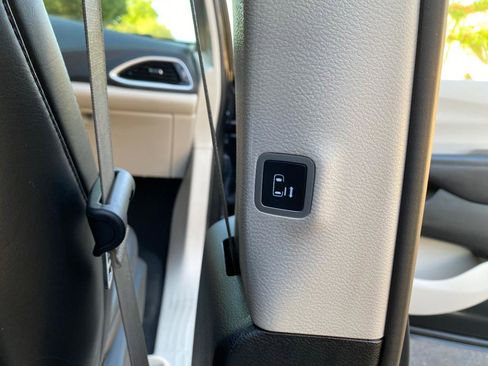 Used 2023 Chrysler Pacifica Touring-L image 51