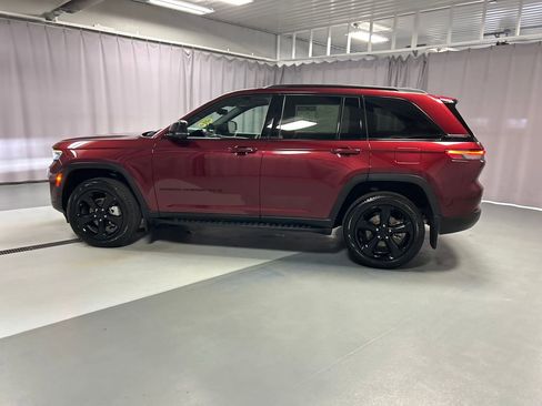 Used 2025 Jeep Grand Cherokee Limited w/ Luxury Tech Group II image 4