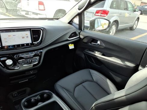New 2026 Chrysler Pacifica Select FWD image 19
