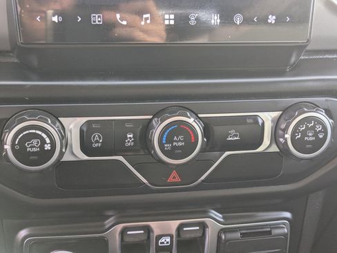 Used 2021 Jeep Gladiator Willys image 24