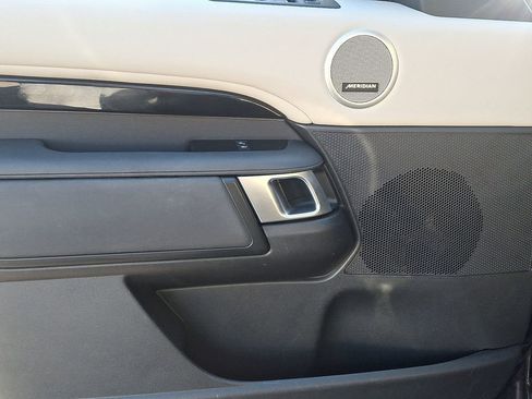 Used 2019 Land Rover Discovery SE image 11