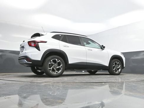 Used 2025 Chevrolet Trax LT FWD image 43