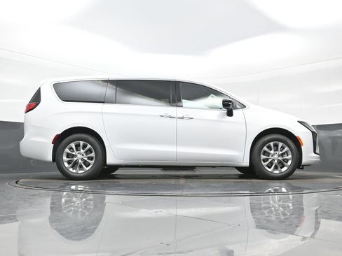 New 2027 Chrysler Pacifica Select AWD/4WD image 17