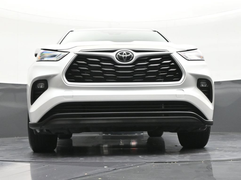 Used 2025 Toyota Highlander XLE FWD image 28