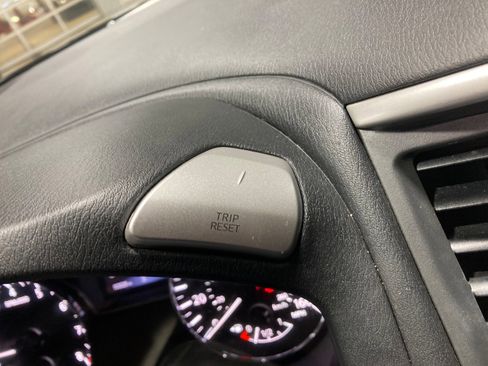 Used 2017 Nissan Pathfinder Platinum image 35