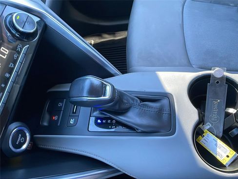 Used 2023 Toyota Venza LE image 28