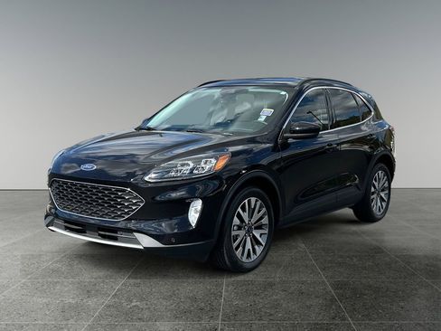 Used 2022 Ford Escape Titanium w/ Class II Trailer Tow Package image 3