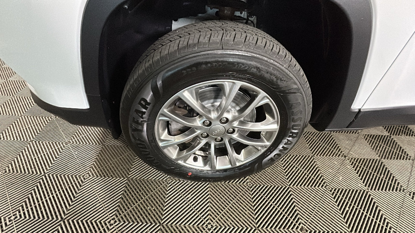 Used 2019 Jeep Cherokee Latitude Plus w/ Comfort/Convenience Group AWD/4WD image 11