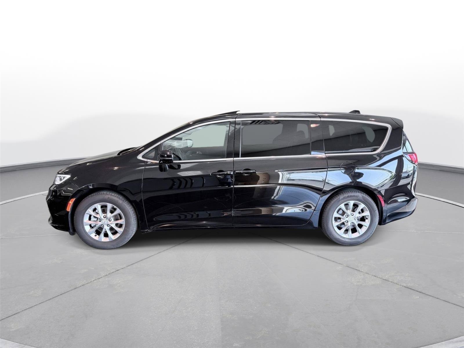 Used 2026 Chrysler Pacifica Limited FWD image 14