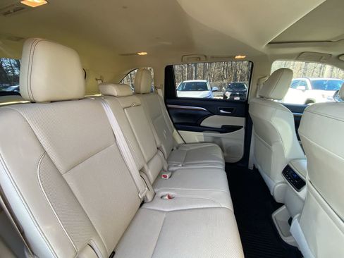 Used 2017 Toyota Highlander Limited image 30