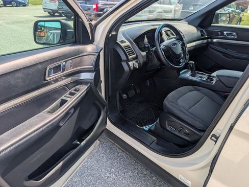 Used 2018 Ford Explorer XLT FWD image 13