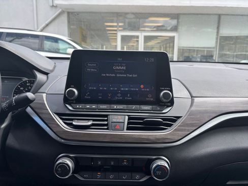 Used 2025 Nissan Altima 2.5 SV FWD image 17