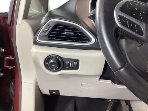 Used 2017 Chrysler Pacifica Touring-L FWD image 12