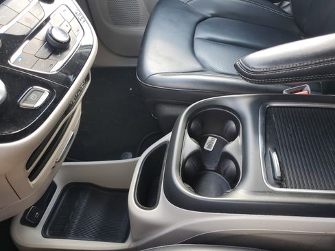 Used 2023 Chrysler Pacifica Touring-L image 29