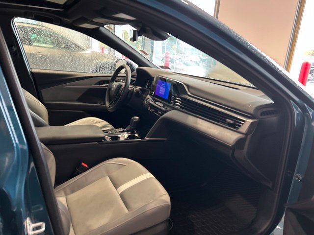 Used 2025 Toyota Camry SE w/ Convenience Package AWD/4WD image 9