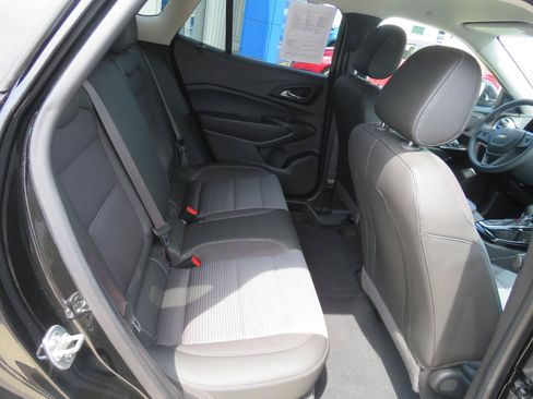 Used 2025 Chevrolet Trax LT FWD image 10