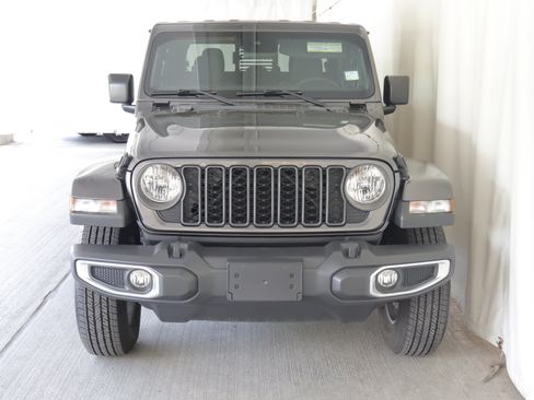 Used 2024 Jeep Gladiator Sport AWD/4WD image 4