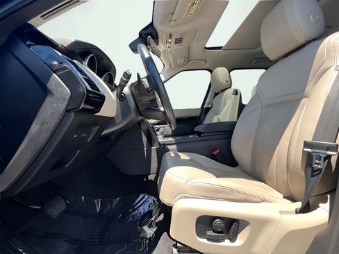 Used 2020 Land Rover Discovery SE AWD/4WD image 16