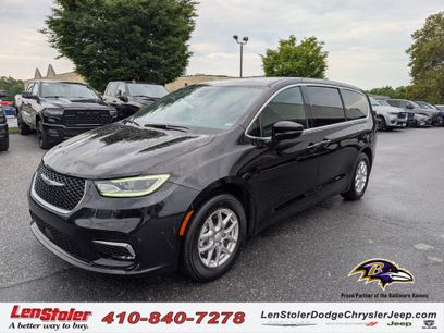 Used 2025 Chrysler Pacifica Select