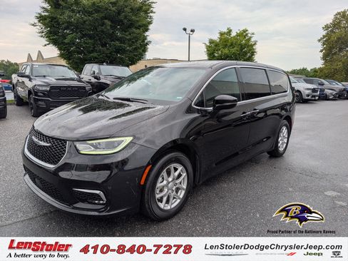 Used 2025 Chrysler Pacifica Select FWD image 1