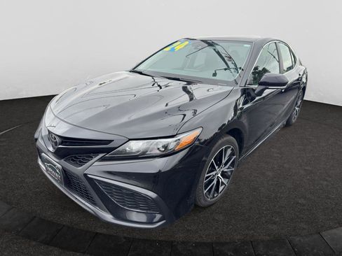 Used 2024 Toyota Camry SE FWD image 1