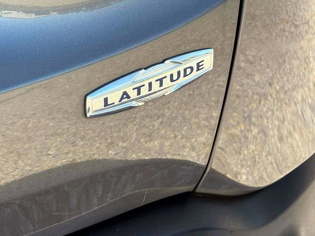 Used 2017 Jeep Renegade Latitude w/ Cold Weather Group AWD/4WD image 11