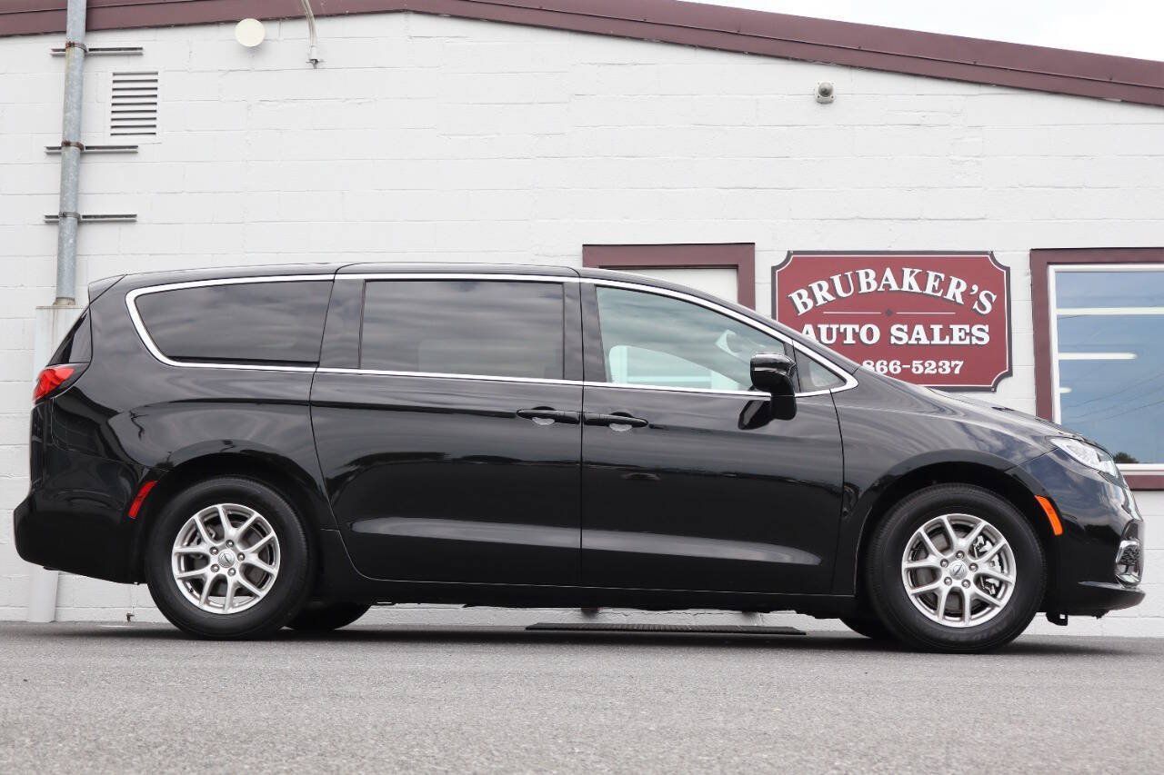 Used 2025 Chrysler Pacifica Select FWD image 10