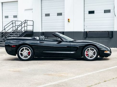 Used 2001 Chevrolet Corvette Convertible w/ Preferred Equipment Group2 RWD image 10