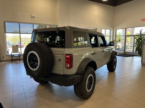 Used 2024 Ford Bronco Big Bend w/ Sasquatch Package AWD/4WD image 5