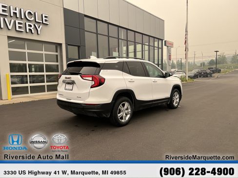 Used 2022 GMC Terrain SLE w/ Driver Convenience Package AWD/4WD image 9