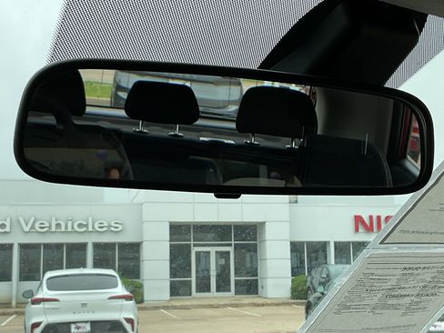 Used 2025 Hyundai Venue SEL FWD image 28