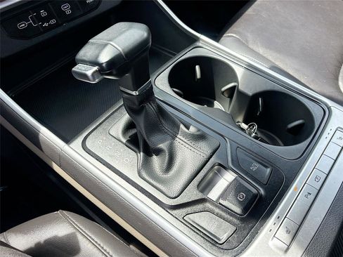 Used 2025 Kia Carnival FWD image 17