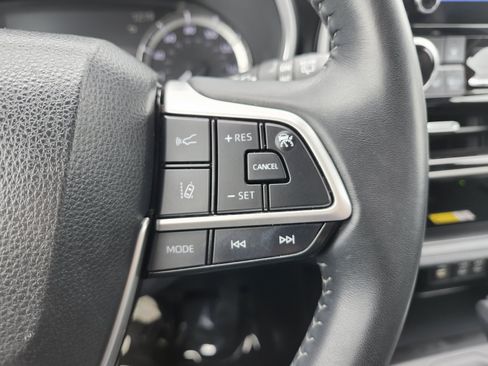 Used 2023 Toyota Highlander XLE FWD image 36