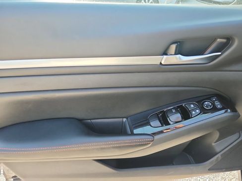 Used 2024 Nissan Altima 2.5 SR FWD image 12