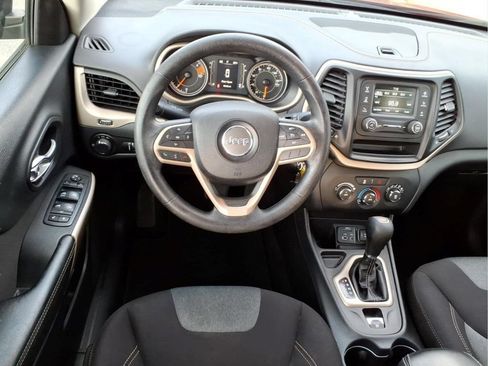 Used 2017 Jeep Cherokee Sport FWD image 18
