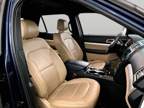 Used 2017 Ford Explorer XLT w/ Equipment Group 202A image 8