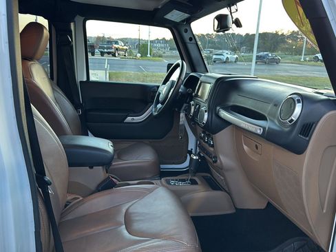 Used 2017 Jeep Wrangler Unlimited Sahara w/ Max Tow Package image 10