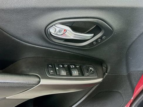 Used 2019 Jeep Cherokee Limited w/ Technology Group AWD/4WD image 25