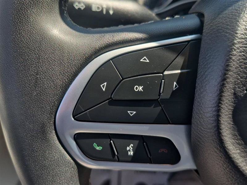 Used 2023 Chrysler Pacifica Touring-L FWD image 17