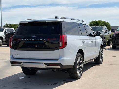 Used 2025 Ford Expedition Platinum w/ Driver's Package AWD/4WD image 9