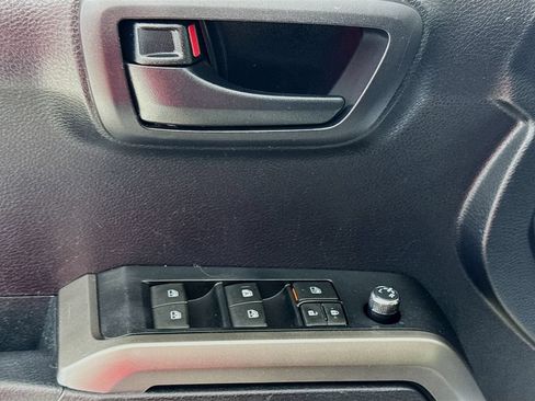 Used 2018 Toyota Tacoma SR5 AWD/4WD image 21