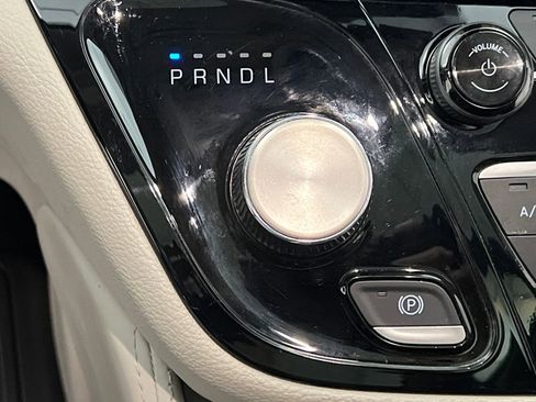 Used 2024 Chrysler Pacifica Limited FWD image 61