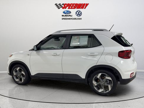Used 2025 Hyundai Venue SEL FWD image 9