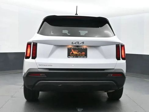 Used 2023 Kia Sorento LX image 8