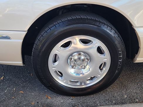 Used 2001 Lincoln Continental image 34