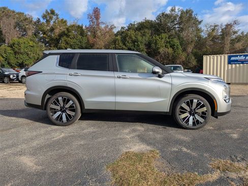 New 2026 Mitsubishi Outlander SE image 3